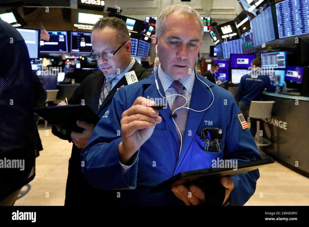 Traders Robert Arciero, left, and Timothy Nick work on the floor of the New York Stock Exchange, Wednesday, Dec. 4, 2019. Stocks are opening broadly higher as traders became more hopeful that a trade deal between the U.S. and China was making progress. (AP Photo/Richard Drew) Stockfoto