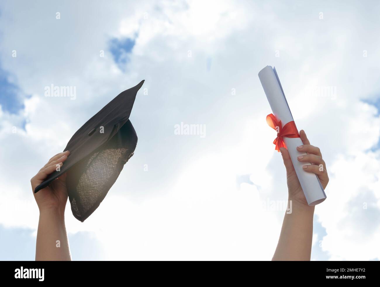 Universität, Abschlussfeier und Hands in Sky mit Zertifikat zur Feier des Erfolgs in der College-Ausbildung. Lernen, Wissen und Zukunftsgewinn Stockfoto