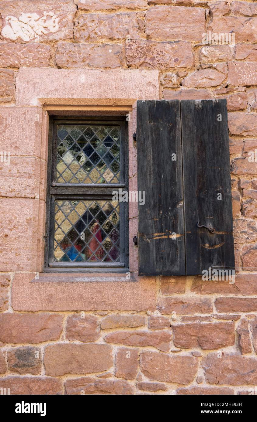Altes Fenster mit Fensterläden in einer Ziegelwand Stockfoto