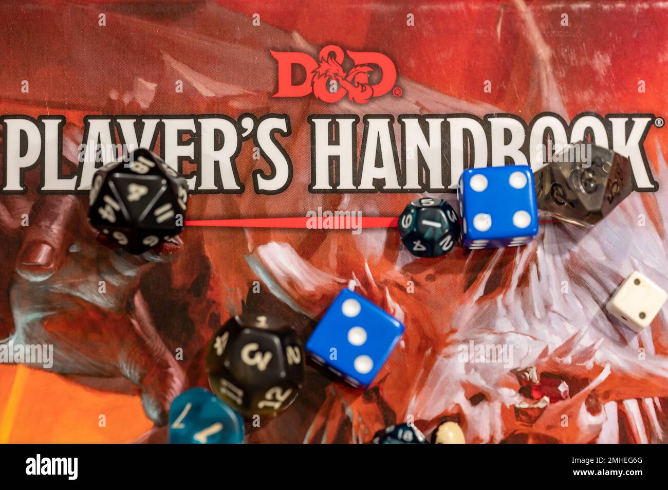 Des Moines, Iowa, USA - 1,2023 - Wizards of the Coast Spielerhandbuch für Dungeons and Dragons. Stockfoto