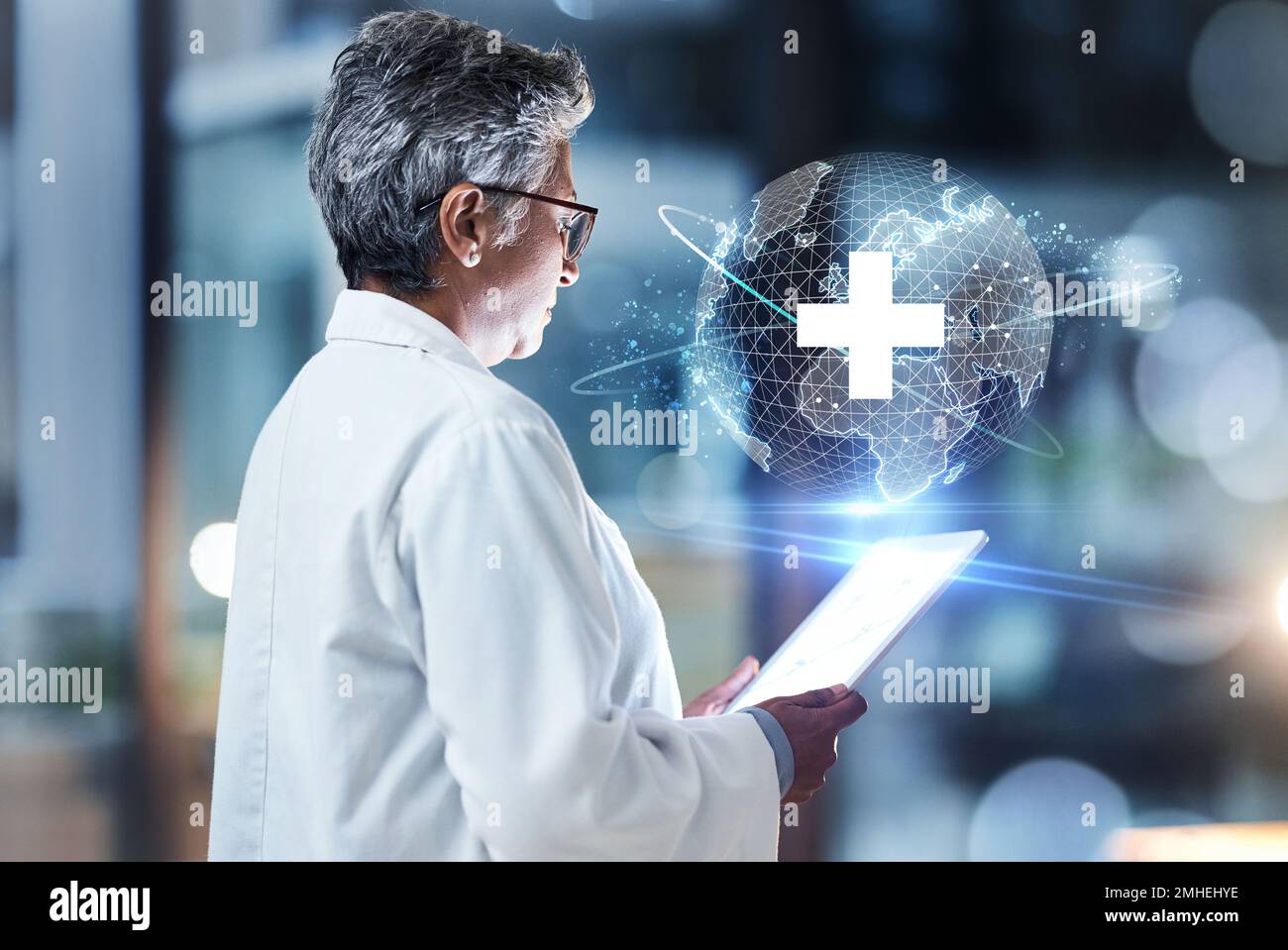 Arzt, Tablet und digitales Hologramm für die zukünftige Gesundheitsversorgung, Forschung oder globale Innovation mit Technologie in der Nachtklinik. Medizinische Seniorin Stockfoto