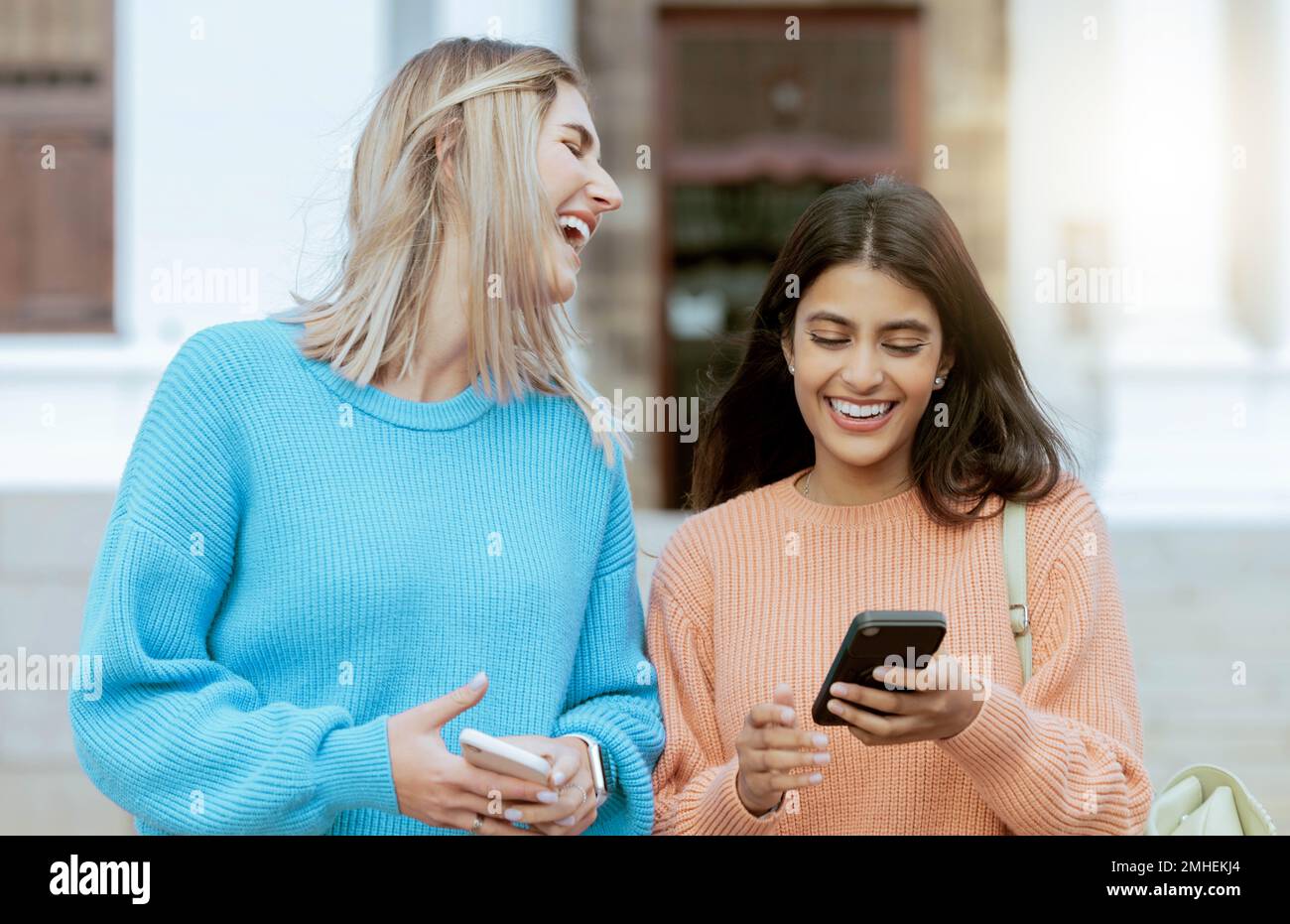 Freunde, Frauen lachen über Meme auf Smartphones, sozialen Medien und Schülern auf dem Campus, im Freien und im Internet. Verbindung, lustiger Post und 5G-Netzwerk Stockfoto