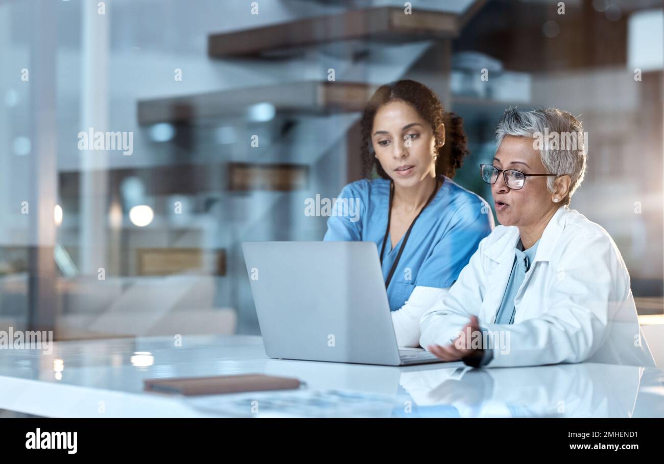 Ärzteteam, Gesundheitswesen und Frauen mit Laptop, die zusammenarbeiten und einen digitalen Krankenhausplan oder eine digitale Agenda. Technologie, medizinische Innovation und Stockfoto