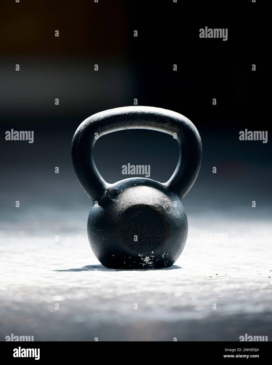 Fitness, Motivation oder Kugelhantel in einem Fitnessstudio mit Mockup-Bereich für Krafttraining, Training oder Workout. Zoom, Metallausrüstung oder schweres Gewicht für Stockfoto