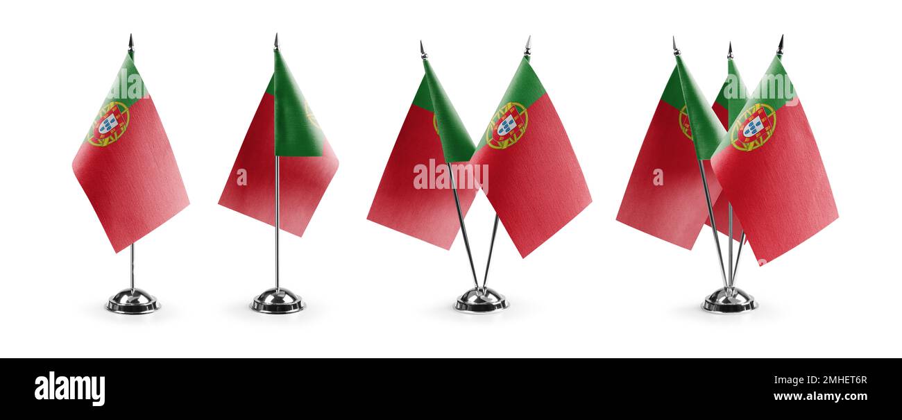 Kleine portugiesische Nationalflaggen auf weißem Hintergrund. Stockfoto