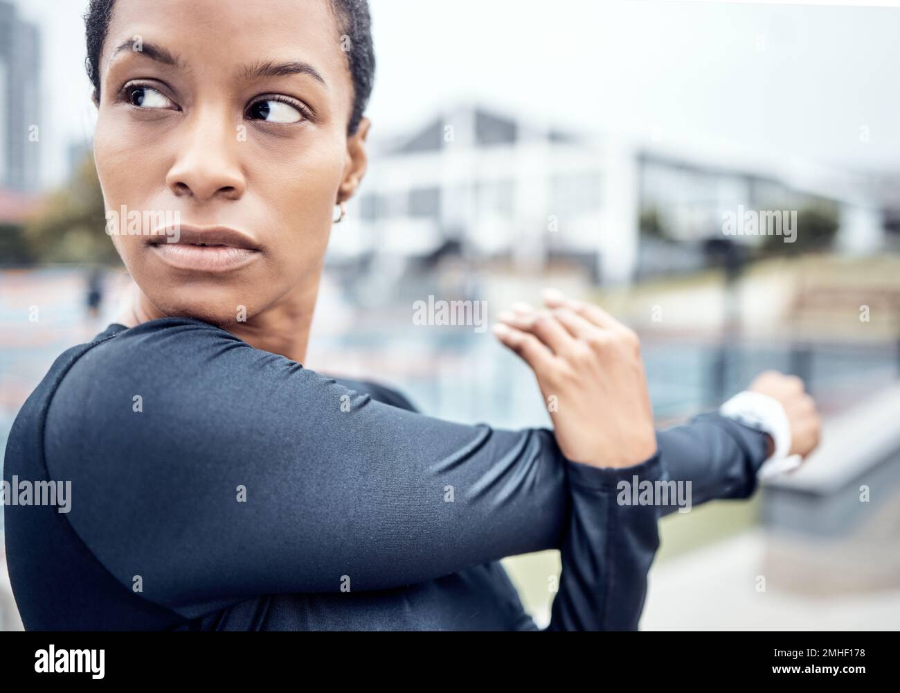 Fitness, dehnbare Arme und schwarze Frau in der Stadt mit Motivation, Konzentration und Engagement für das Workout. Sport, Körperleistung und Aufwärmen des Mädchengesichts Stockfoto