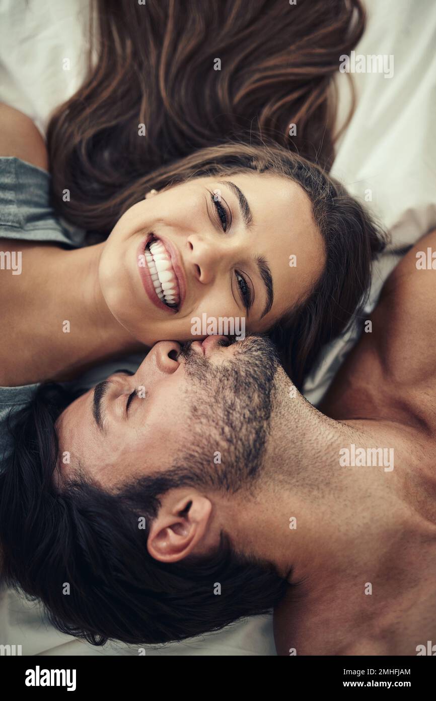 Ich weiß, dass ich geliebt habe. Die Aufnahme eines liebevollen, jungen Paares, das intim im Bett ist. Stockfoto