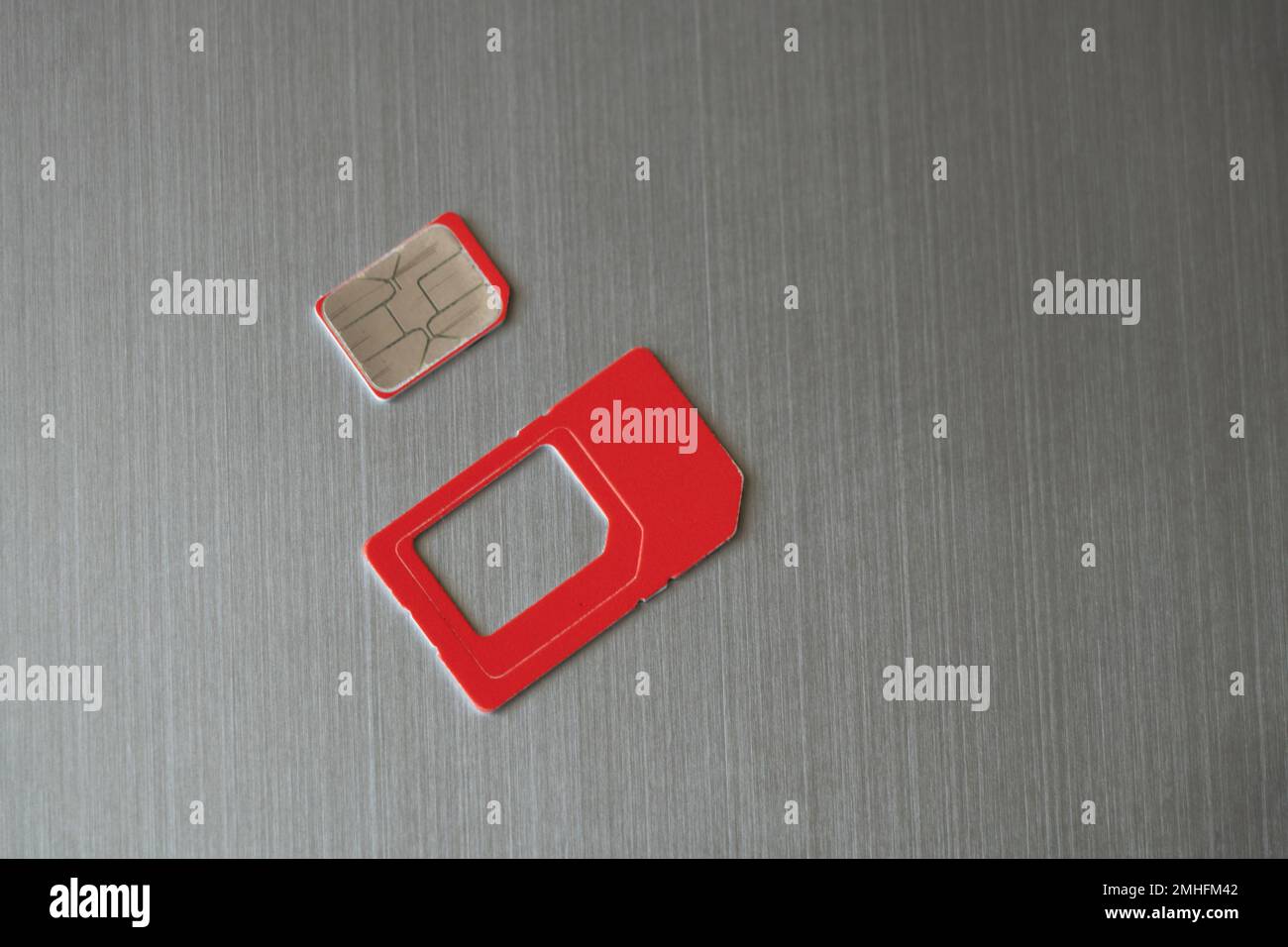 die sim-Karte liegt auf einem grauen Stahlhintergrund Stockfoto