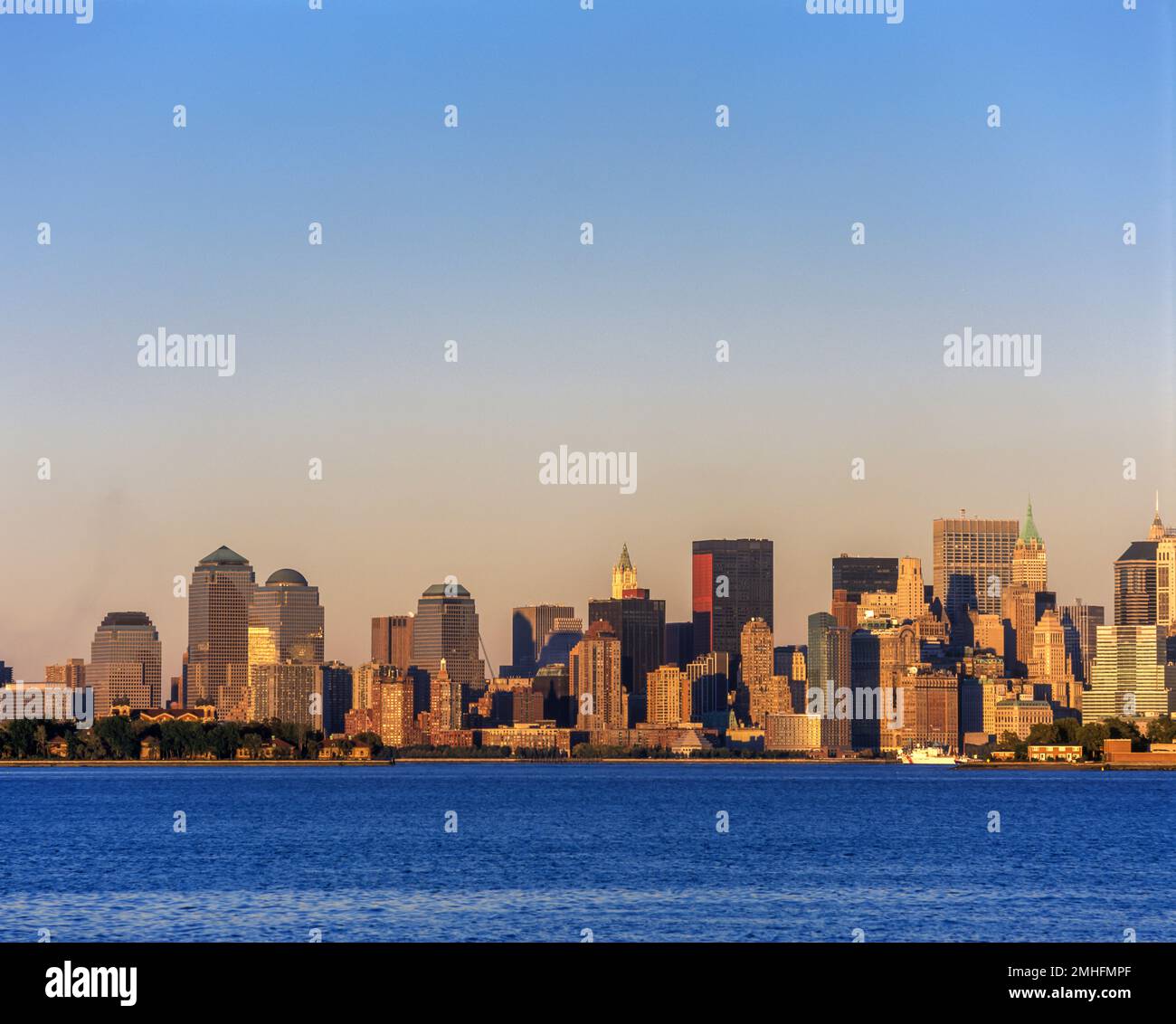 2001 HISTORISCHE SKYLINE DER INNENSTADT NEW YORK HAFEN NEW YORK CITY USA Stockfoto