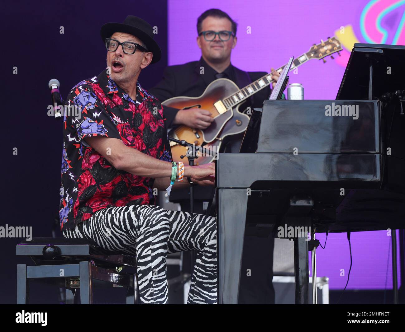 Filmfoto vom 30. Oktober 06/19 von Jeff Goldblum (links) und dem Mildred Snitzer Orchestra, die beim Glastonbury Festival auftreten, während der Hollywood-Star mit einer Reihe von Sängern zusammengearbeitet hat, darunter Kelly Clarkson für seine neueste Musical-Veröffentlichung. Stockfoto