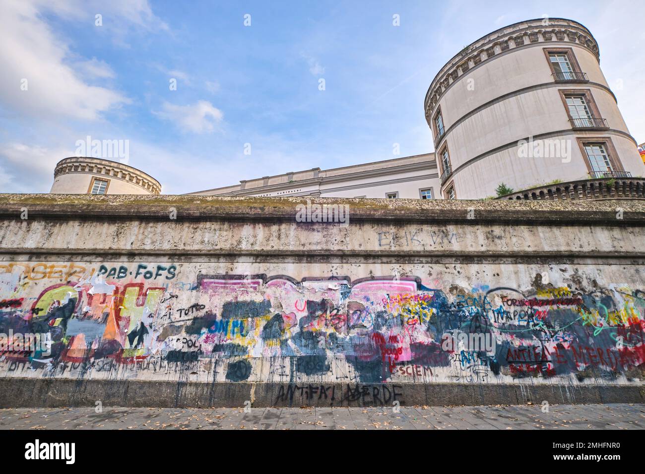 Die Außenwand der Kaserma GaribaIdi-Kaserne, bedeckt mit markierten Wörtern, schmutzige Schichten. Ein Beispiel für Graffiti in Neapel, Neapel, Italien, Ital Stockfoto