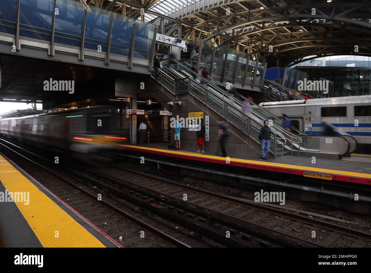 Ein Zug der Long Island Railroad fährt von der Jamaica Station nach Manhattan Stockfoto