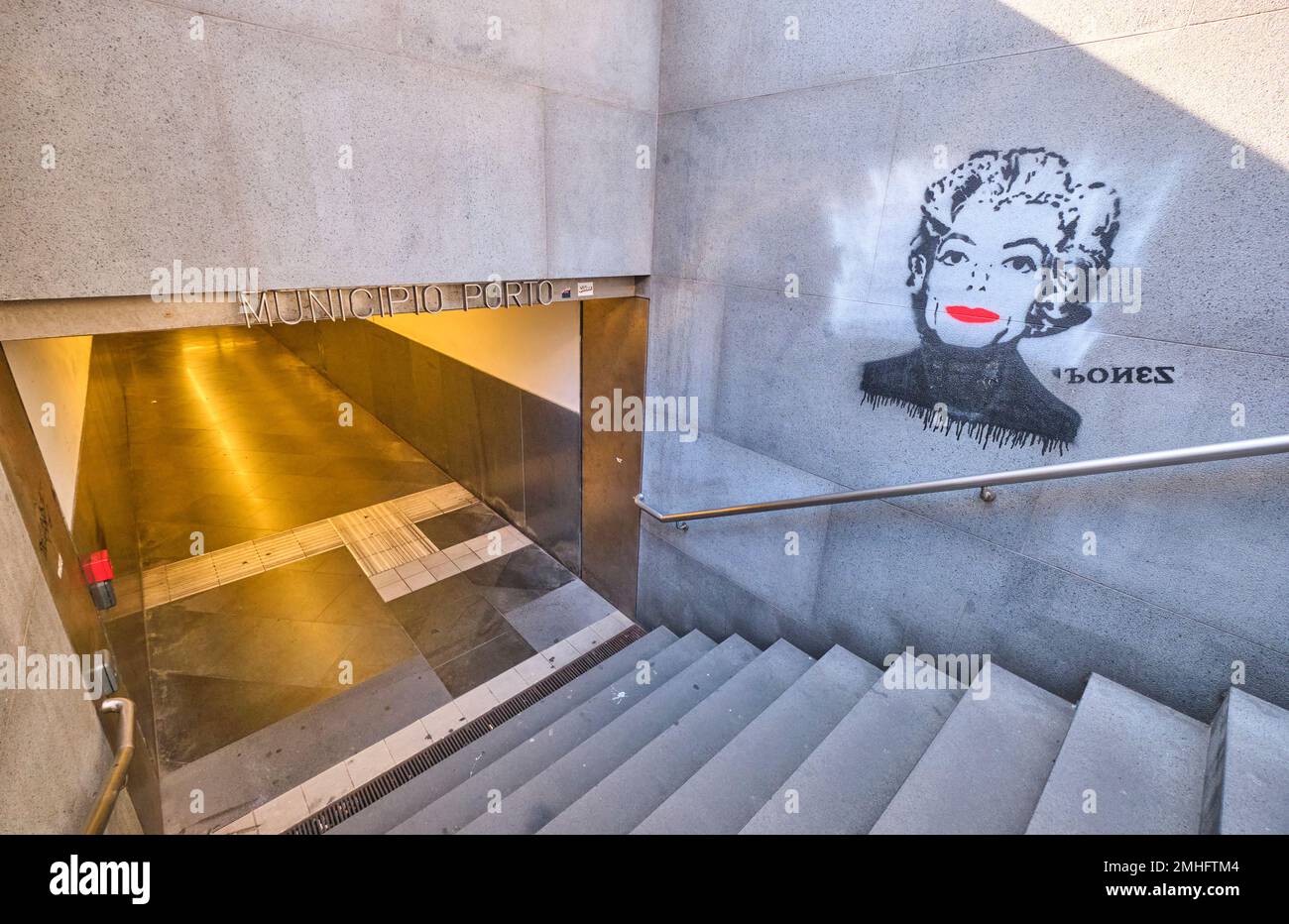 Eine gemalte Schablone von Michael Jackson als Andy Warhols Marilyn Monroe Gemälde. Mit leuchtend roten Lippen. Am Eingang der U-Bahn-Station, Munici Stockfoto