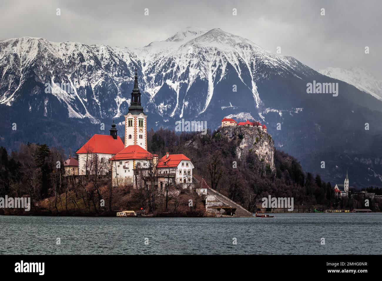 Bled, Slowenien - wunderschöner Blick auf den Blejsko Jezero See mit Pilgerkirche Maria Himmelfahrt auf der Insel Bled, Schloss Bled und Schnee Stockfoto