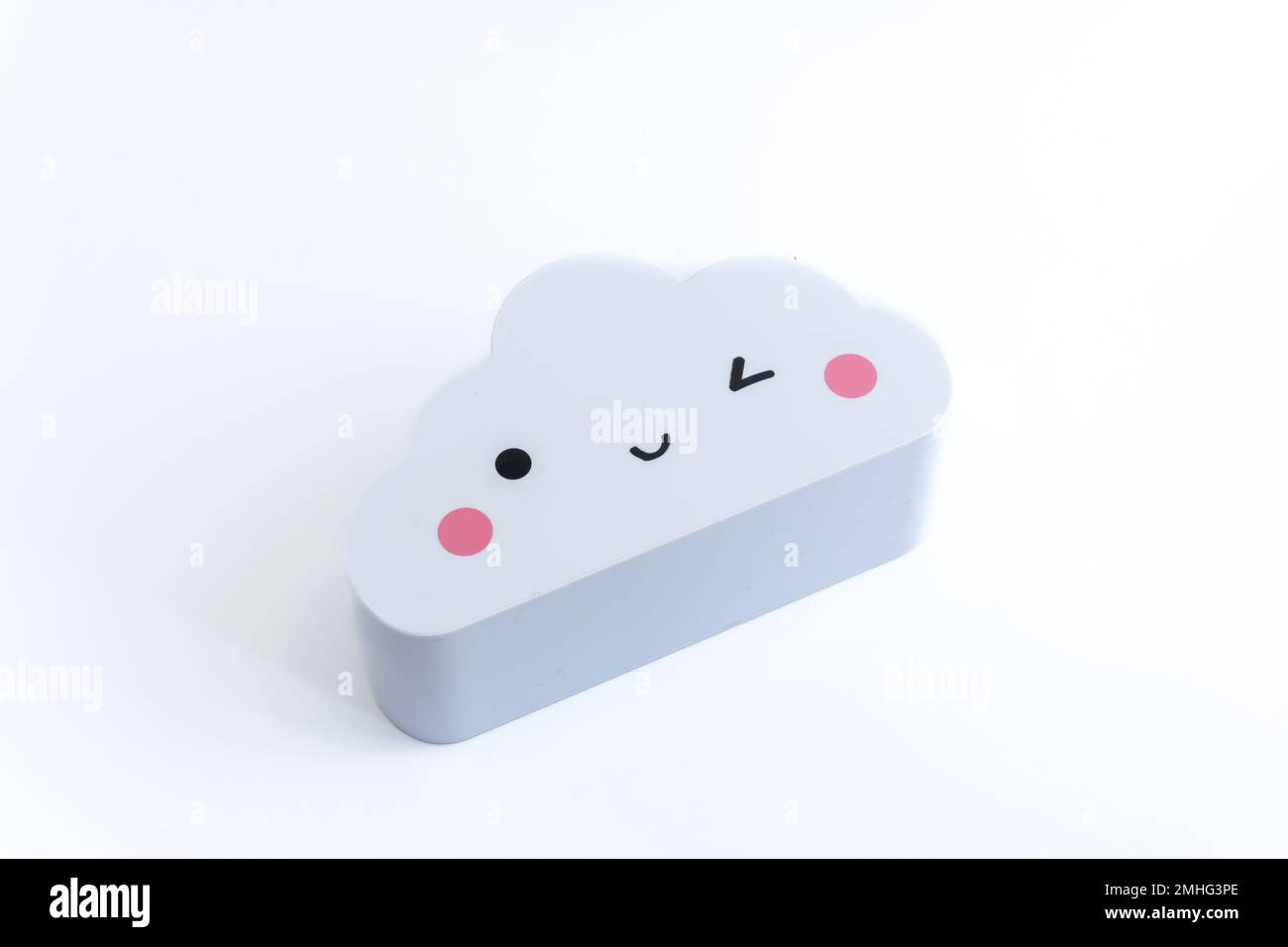 Süße Wetter-Emoticon-Ikone. Cartoon-Wolke isoliert auf weißem Hintergrund. Meteorologie und Himmelskonzept Stockfoto