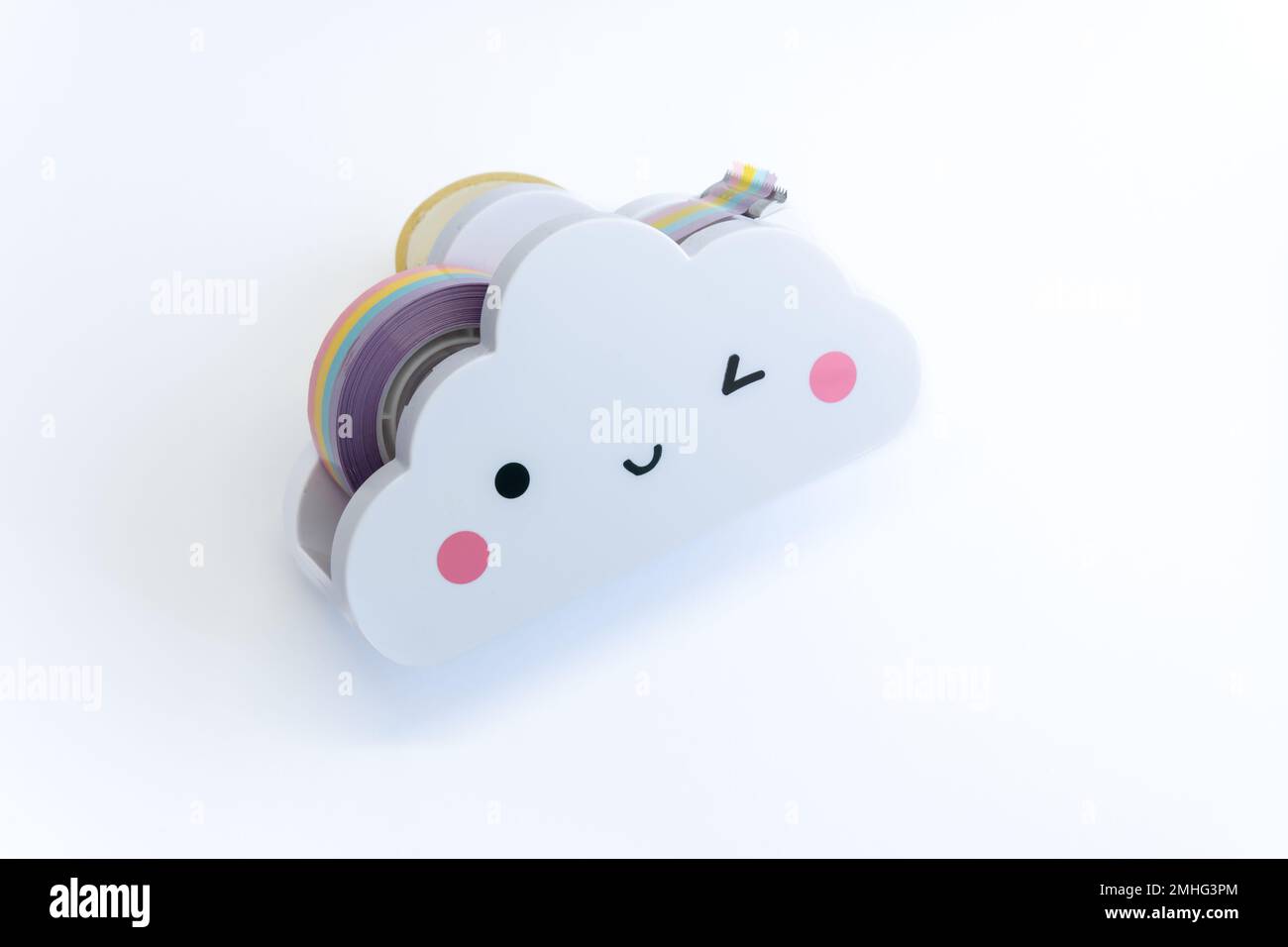 Süße Wetter-Emoticon-Ikone. Cartoon-Wolke isoliert auf weißem Hintergrund. Meteorologie und Himmelskonzept Stockfoto
