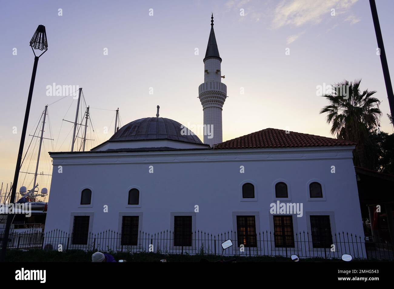 Festliche Straßenszene mit geschmücktem Weihnachtsbaum und traditionellem Minarett Stockfoto