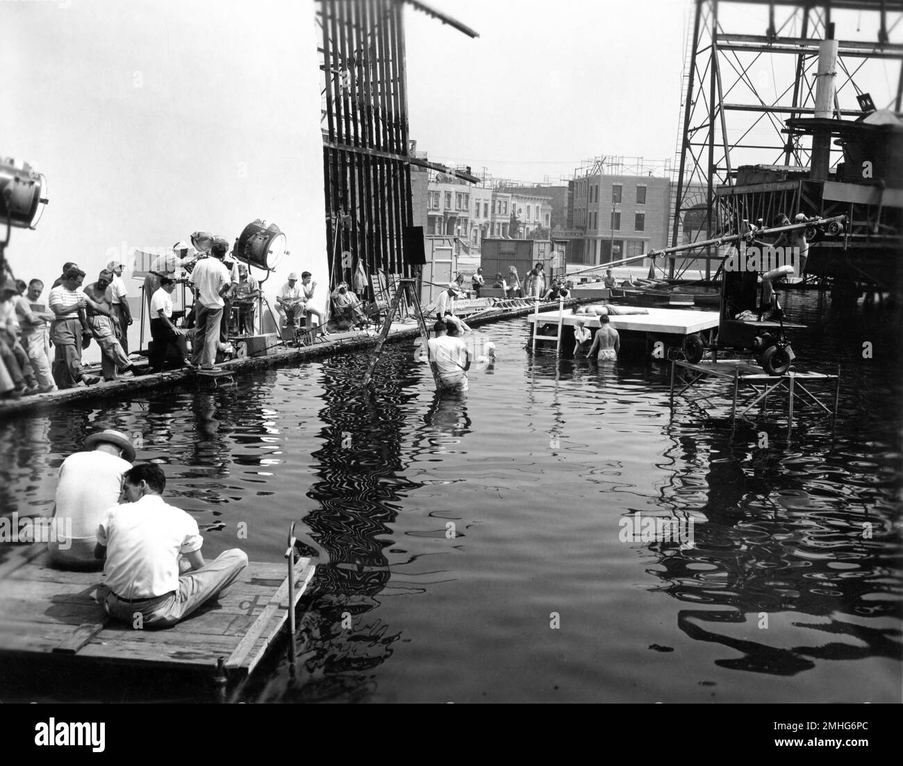Am Set filmt Candid um die späten 1940er Jahre eine Schwimmszene im Studio Wassertank auf Lot of Columbia Studios für einen unidentifizierten Film (möglicherweise MANHATTAN ANGEL 1949), produziert von Columbia Pictures Stockfoto