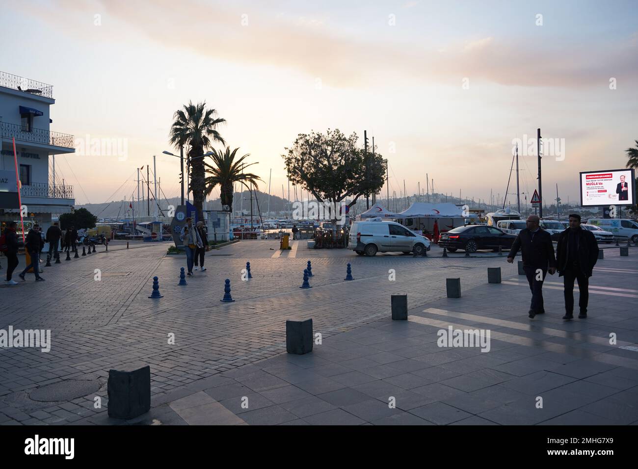 Ruhige Marina-Szene bei Sonnenaufgang/Sonnenuntergang mit Booten und moderner Architektur Stockfoto