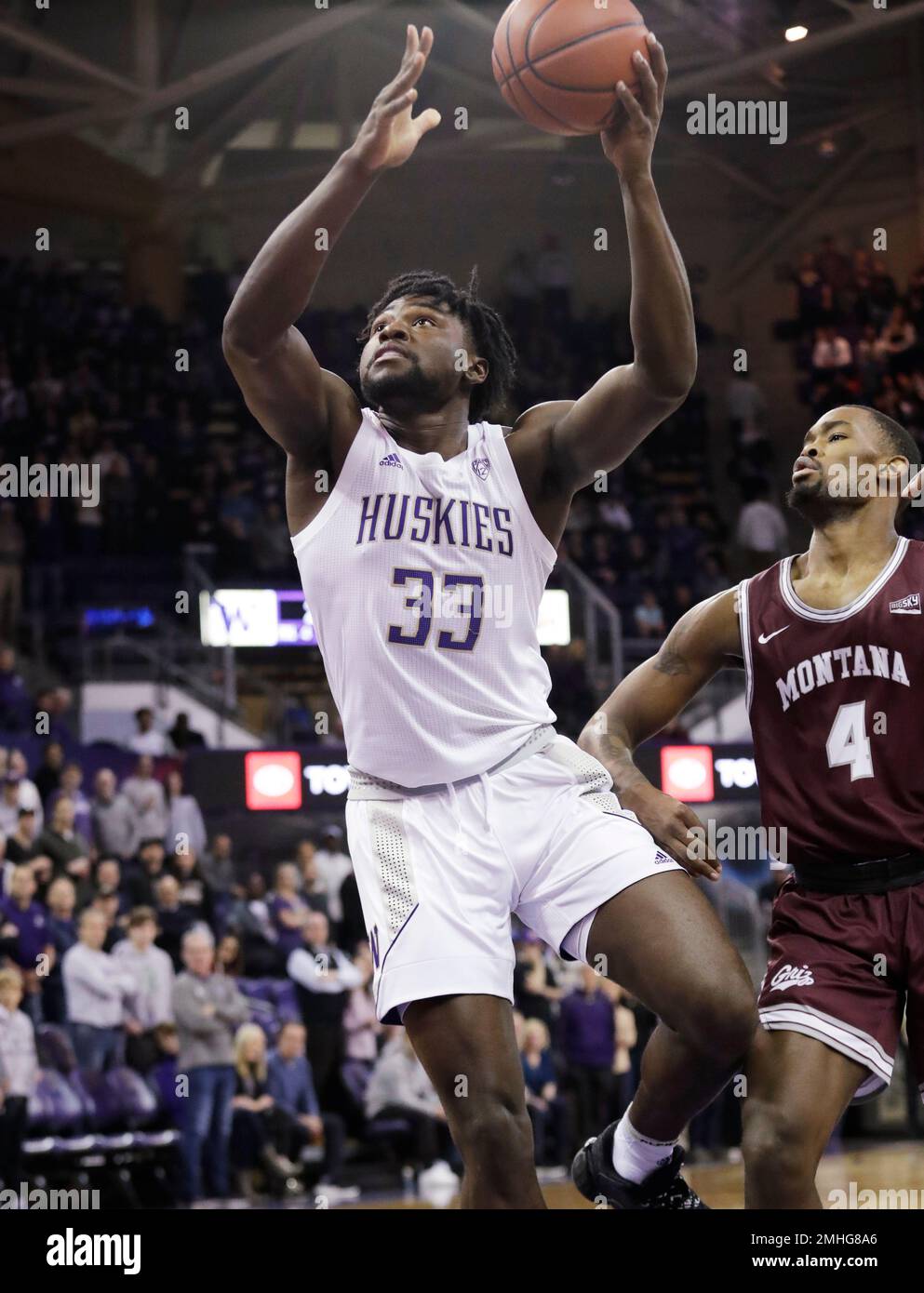 Washington's Isaiah Stewart (33) shoots in front of Montana's Sayeed Pridgett (4) during the first half of an NCAA college basketball game Friday, Nov. 22, 2019, in Seattle. (AP Photo/Elaine Thompson) Stockfoto
