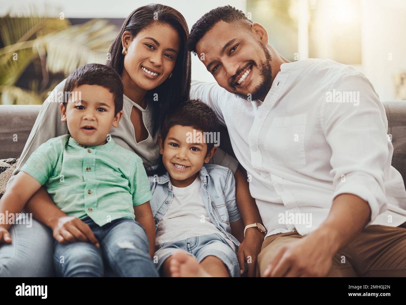 Vater, Mutter und Kinder mit Lächeln für Familienporträts, Urlaub oder Wochenendausflüge auf dem Wohnzimmersofa zu Hause. Glücklicher Vater, glückliche mutter und Kinder Stockfoto