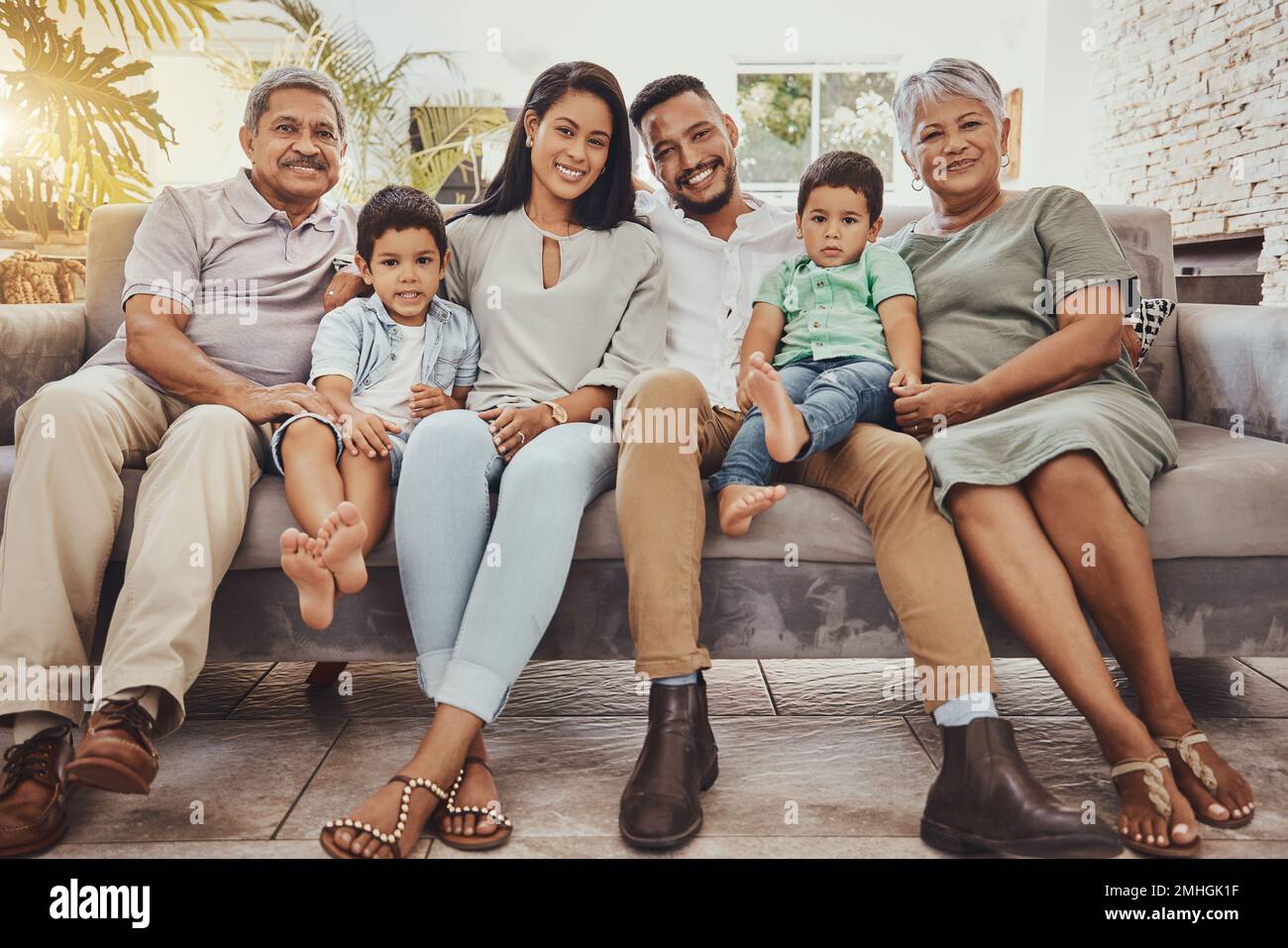 Große Familie, Generationen und Großeltern mit Eltern und Kindern im Porträt zu Hause, Liebe und Beziehung. Glück, entspannen Sie sich im Freien mit Unterstützung Stockfoto