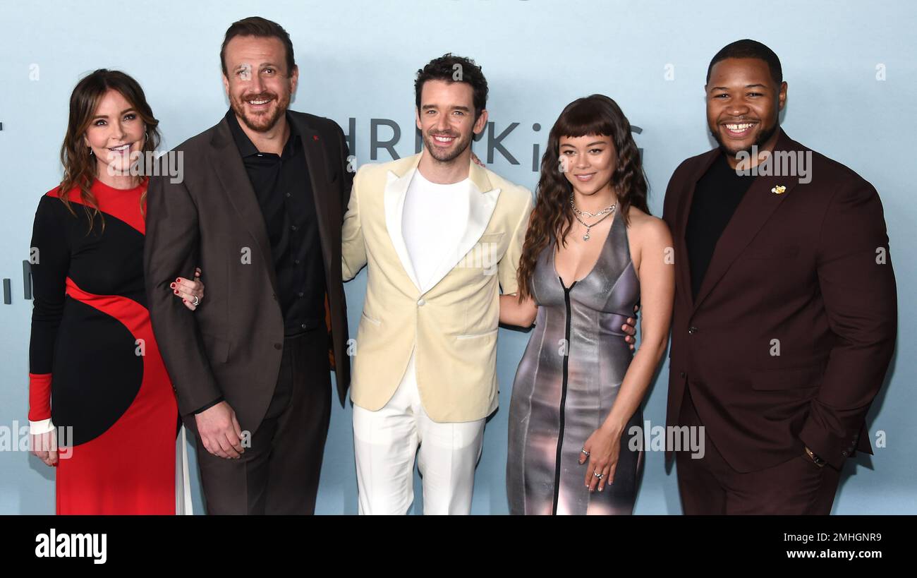 Los Angeles, USA. 26. Januar 2023. Christa Miller, Jason Segel, Michael Urie, Lukita Maxwell und Luke Tennie treffen am 26. Januar 2023 in Hollywood, Kalifornien, auf der Apple+ „Shrinking“ Los Angeles Premiere im Directors Guild of America Theatre ein. © Lisa OConnor/AFF-USA.com Kredit: AFF/Alamy Live News Stockfoto