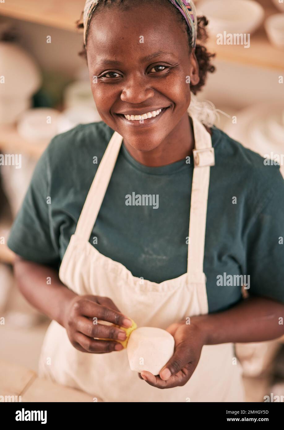 Kunst, Töpferei und schwarze Frau in einem kreativen Workshop mit Keramik, Bildhauerei und Kreativität mit Lächeln im Porträt. Künstler mit handgemachtem Kunsthandwerk, Stolz Stockfoto