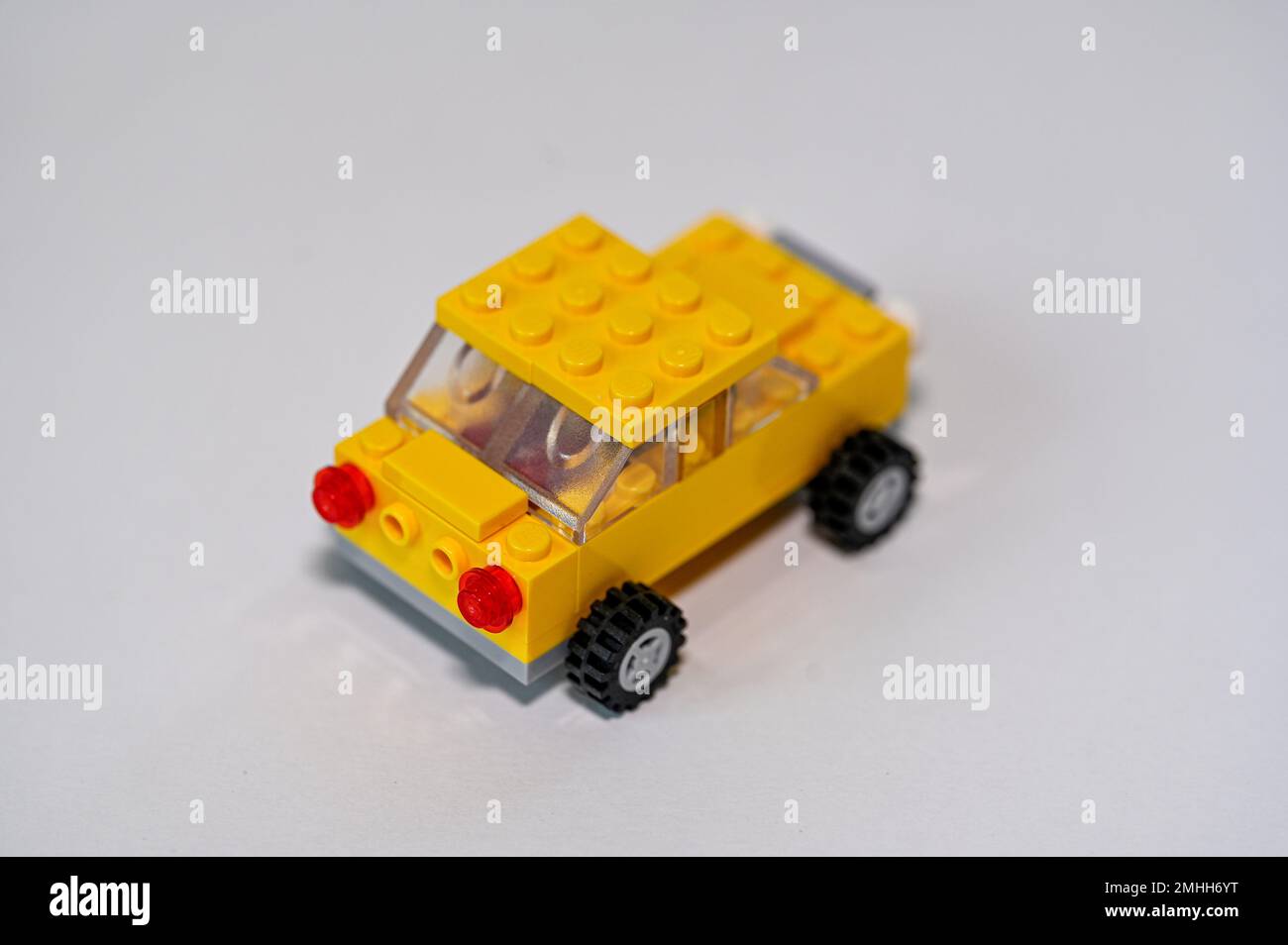 Gelbes Auto aus lego-Blöcken auf einem weißen Tisch Stockfotografie - Alamy