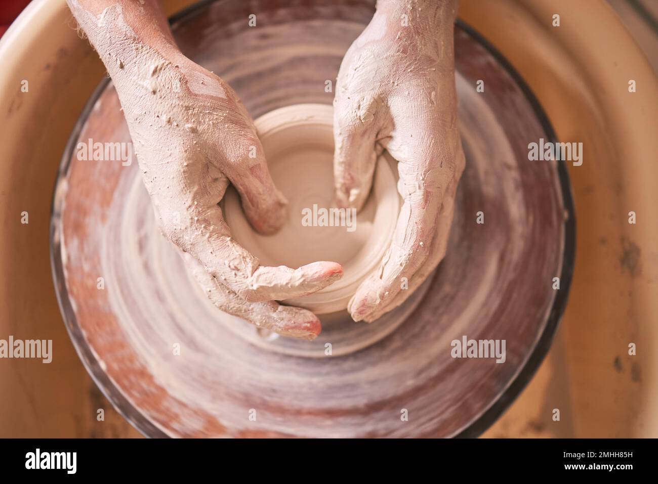 Kreativität, Töpferei und Design mit den Händen einer Frau im Werkstattstudio für Formen, Keramik und Kunst. Ton, Skulptur und Produktion mit Kunsthandwerkerin Stockfoto