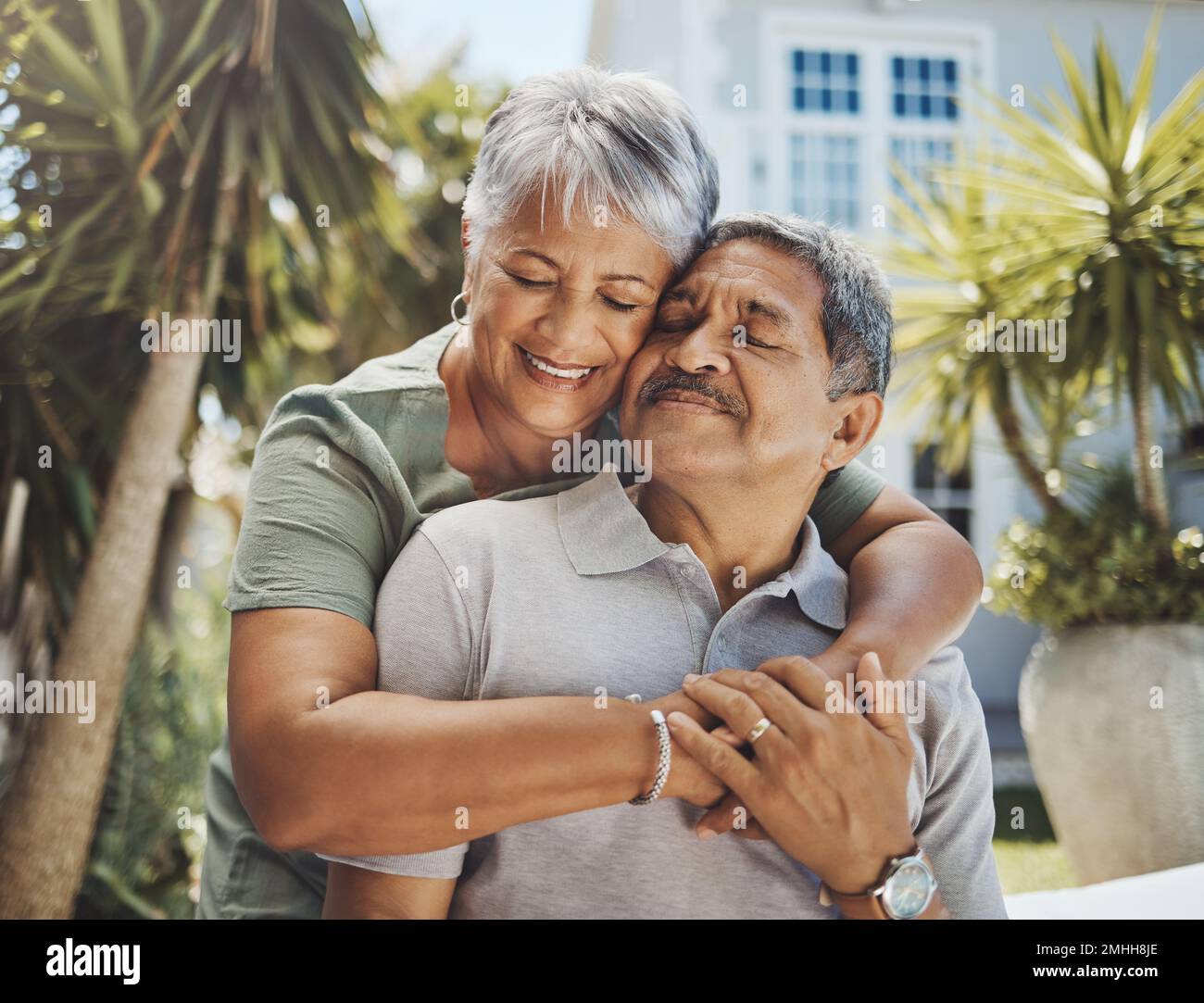 Senioren, Ehepaare und alte Männer und Frauen umarmen sich mit Liebe, Fürsorge und Unterstützung außerhalb ihres Zuhauses. Liebhaber, Rentner und ältere Menschen genießen Stockfoto