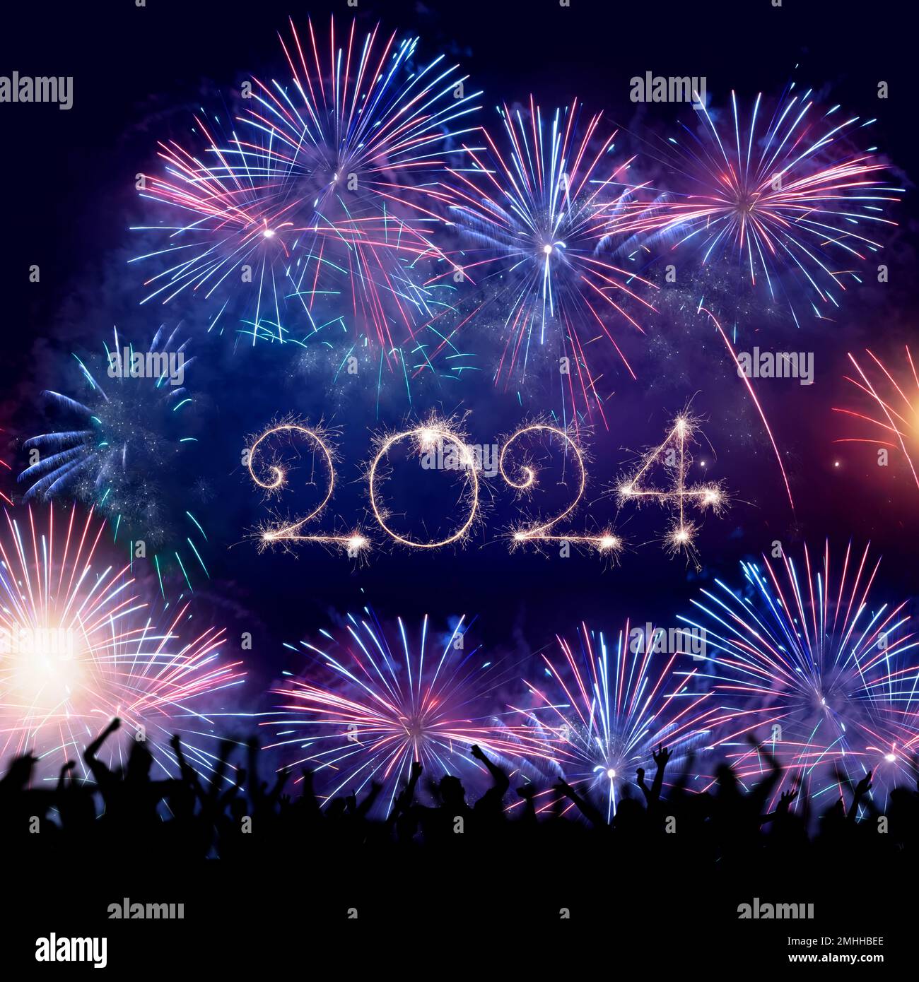 Frohes Neues Jahr 2024. Die Menge schaut sich das Feuerwerk an und