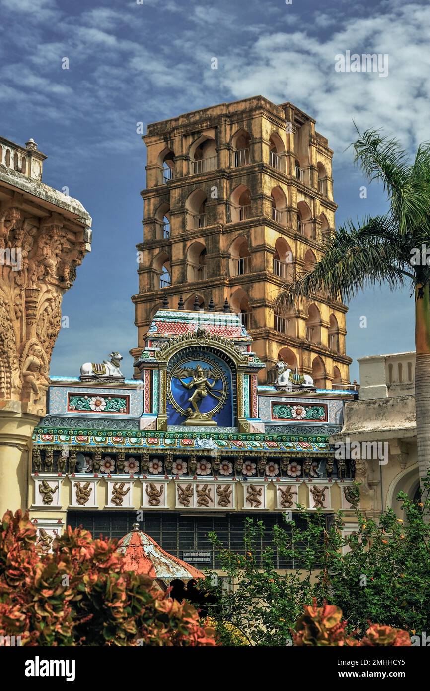 08 22 2009 7 Etagen Glockenturm mechanische Glocke, die jede Stunde von oben läutete. Das Volk von Thanjavur nannte sich "Manikoondu".Tamil Nadu Indien Stockfoto