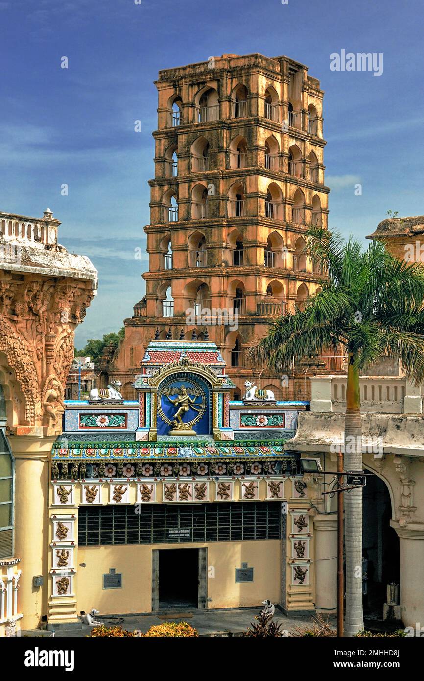 08 22 2009 7 Etagen Glockenturm mechanische Glocke, die jede Stunde von oben läutete. Das Volk von Thanjavur nannte sich "Manikoondu".Tamil Nadu Indien Stockfoto