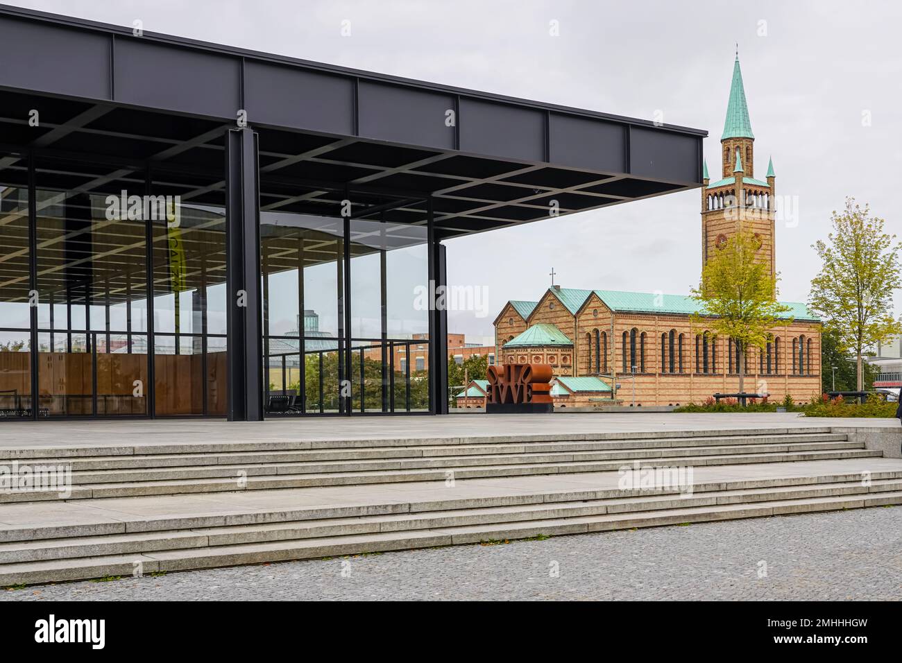 Die neue Nationalgalerie, entworfen von Ludwig Mies van der Rohe und St. Matthew's Church, beide Teil des Kulturforums Berlin. Stockfoto