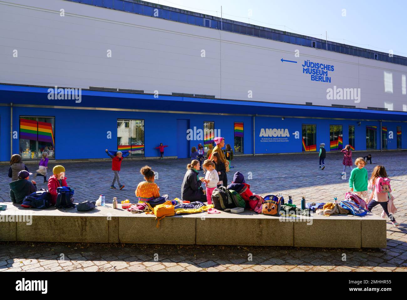 Kinder, die vor der Kinderwelt ANOHA des Jüdischen Museums in Berlin spielen. Stockfoto