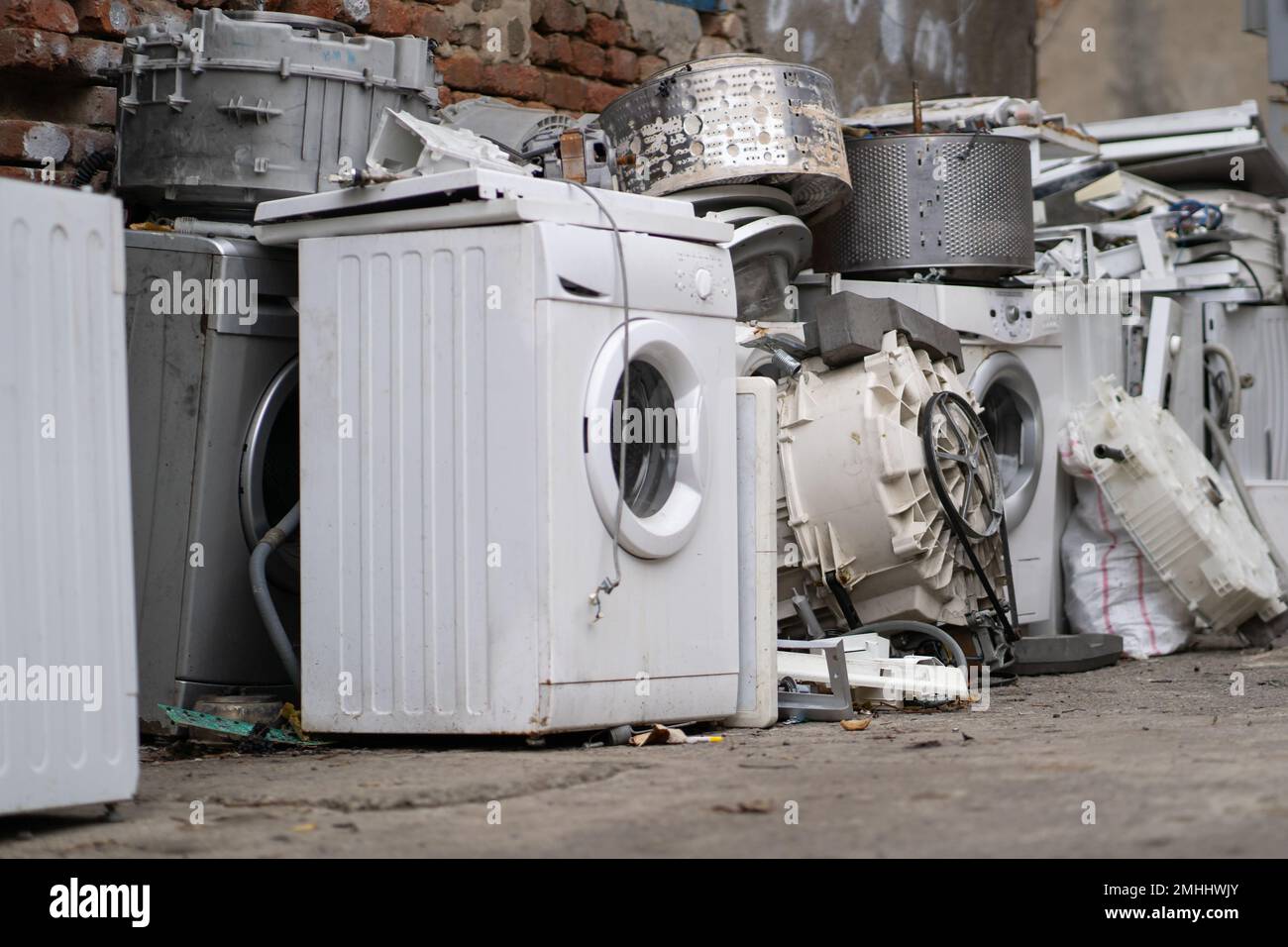 Alte Waschmaschinen und andere kaputte Haushaltsgeräte auf dem Schrottplatz  Stockfotografie - Alamy