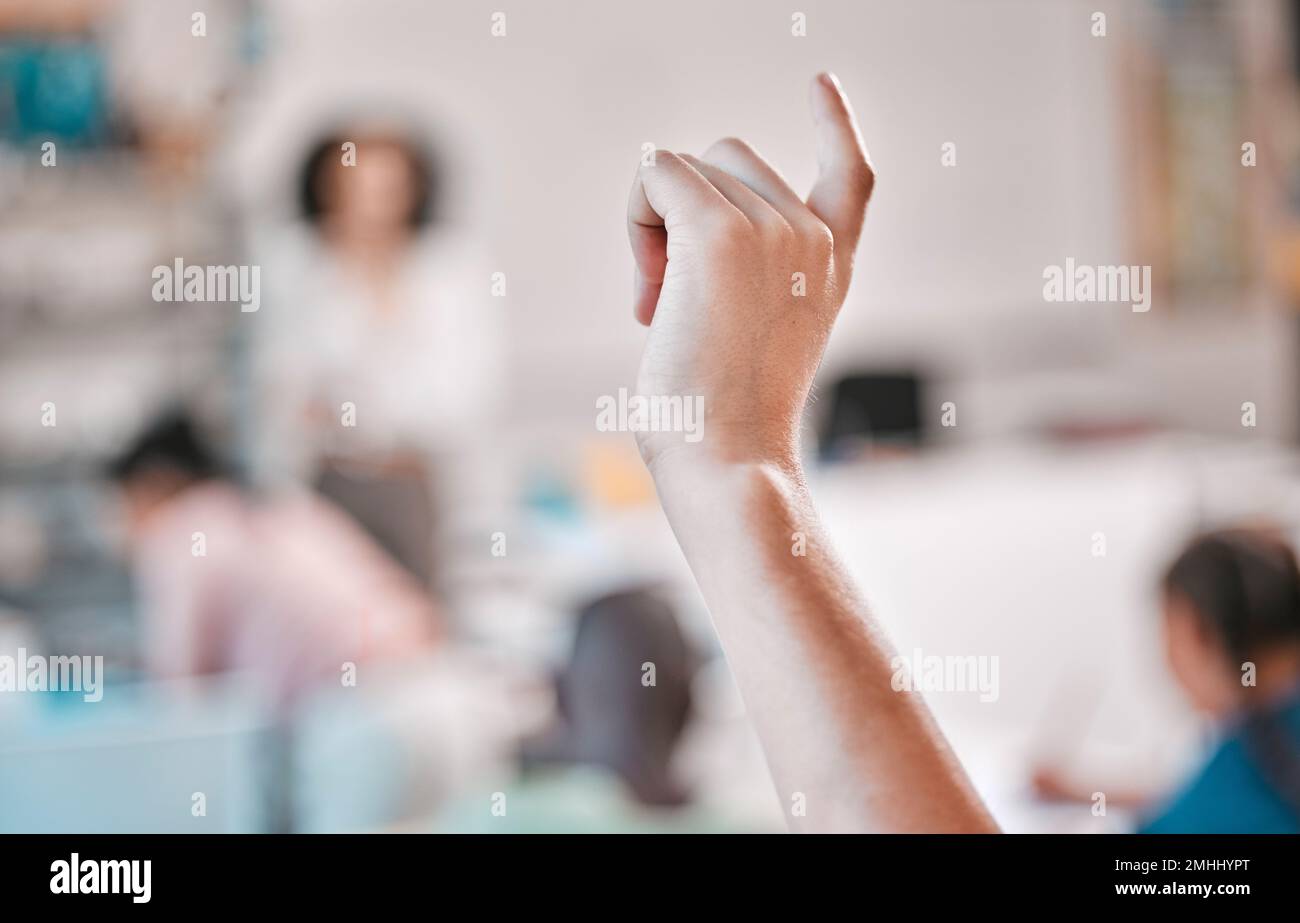 Ausbildung, Hand oder Schüler mit Fragen im Klassenzimmer oder in der Bibliothek zur Lernentwicklung oder Weiterentwicklung. Hände hoch, zoomen oder Kinder hören dem Lehrer zu Stockfoto