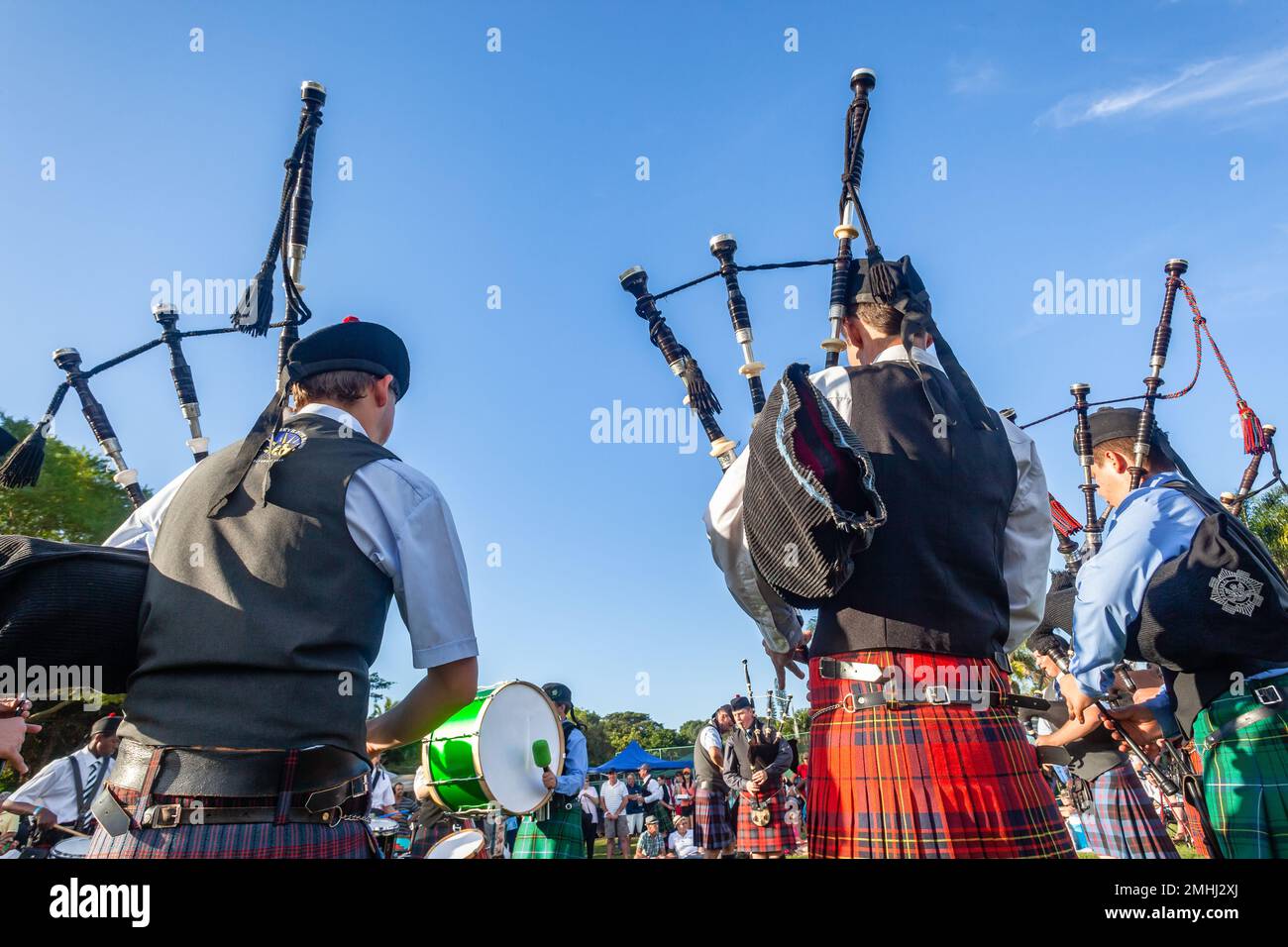 Schottische Band-Musiker Dudelsack-Aufführung bei Highland-Spielen ein Rückblick-Fotograf Outdoor-Veranstaltungsort Sommertag am blauen Himmel. Stockfoto