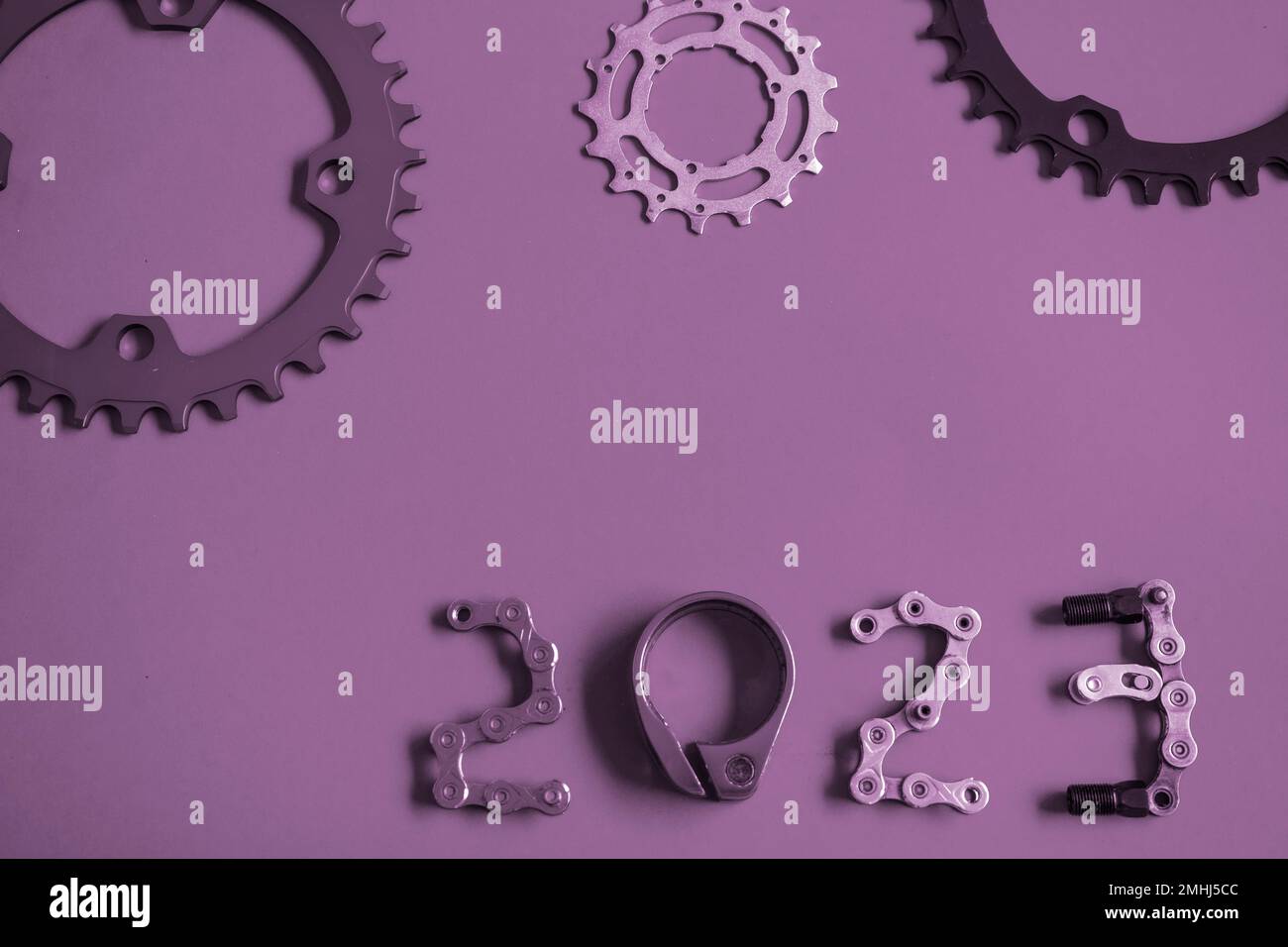 2023-Zahl aus Fahrradteilen auf violettem Hintergrund Stockfoto