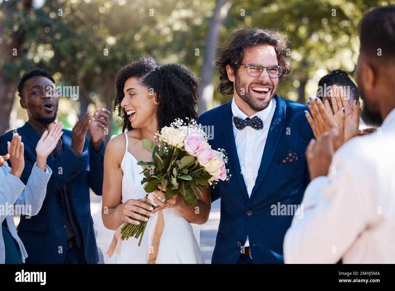 Hochzeitsempfang und Applaus, um das Paar mit einem fröhlichen, aufgeregten und fröhlichen Lächeln zu feiern. Zwischenrassische Liebe und Glück von Braut und Bräutigam in der Ehe Stockfoto