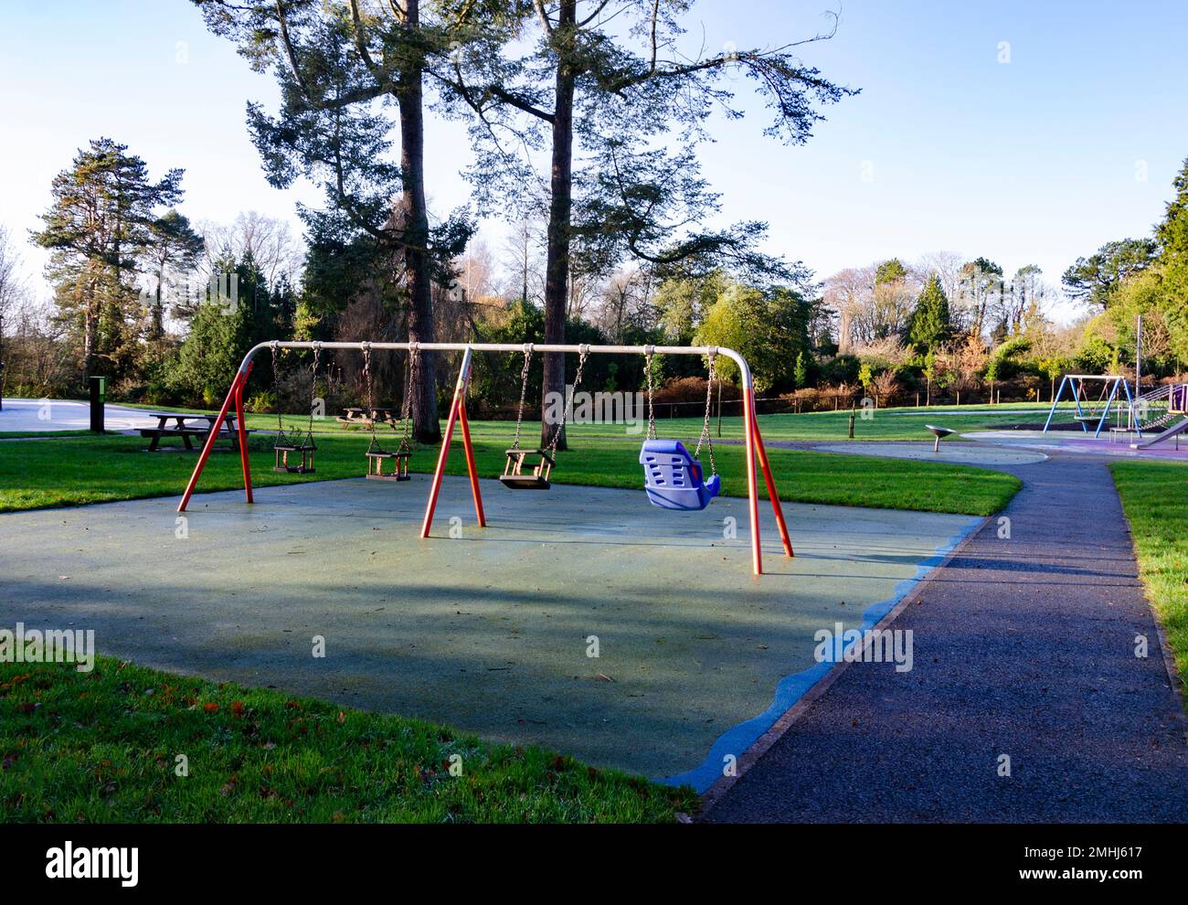 Schwingt auf einem leeren Kinderspielplatz in Belfast County Down Stockfoto