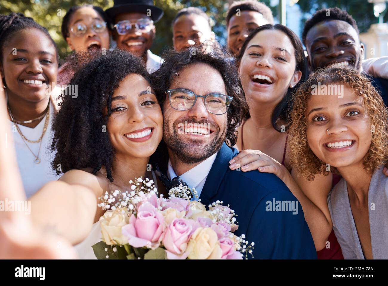 Hochzeit, Selfie und glückliche Freunde und Familie, die die Liebe zum Bräutigam und zur Braut bei einer Zeremonie oder Veranstaltung feiern. Gruppe, Porträt und aufgeregte, lächelnde Menschen Stockfoto