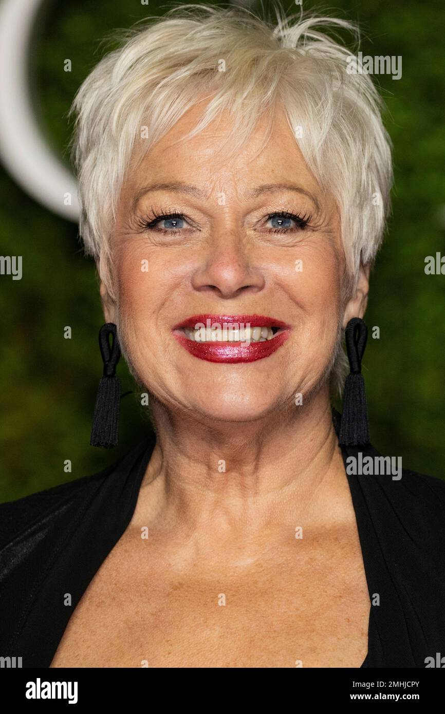 Denise Welch poses for photographers upon arrival at the World premiere of 'The Crown' season 3, in central London, Wednesday, Nov. 13, 2019.(Photo by Vianney Le Caer/Invision/AP) Stockfoto