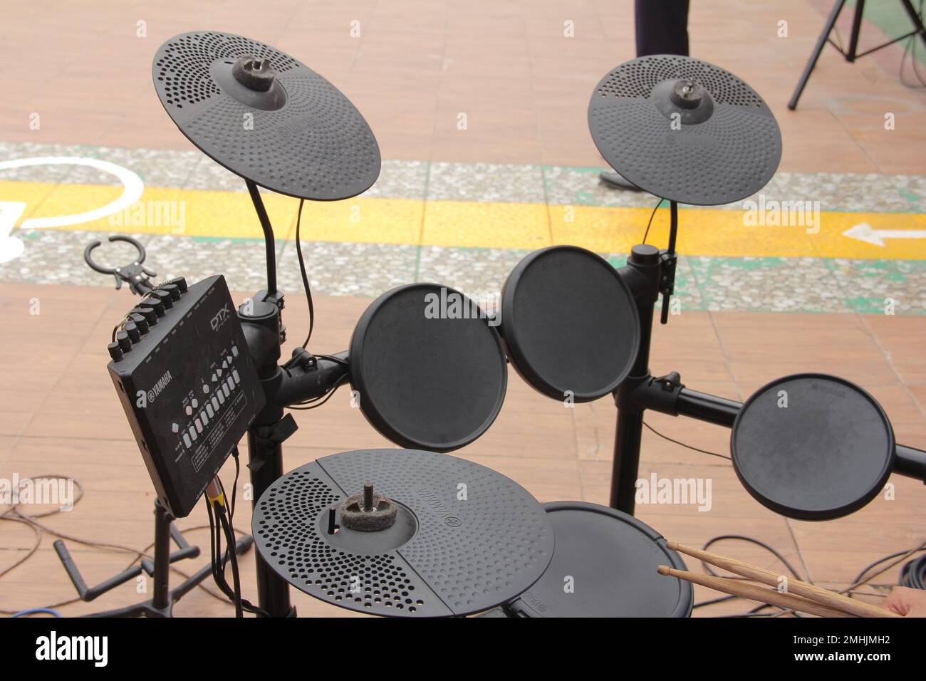 Modernes elektronisches Trommelkit. Musikinstrument Stockfoto