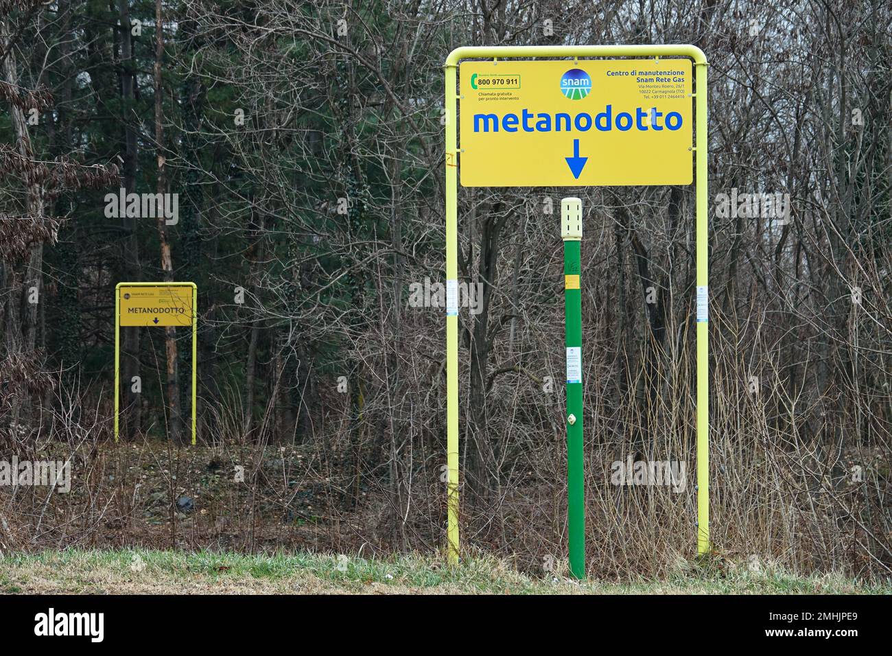 Beschilderung, die das Vorhandensein einer Methan-Pipeline-Verteilungsleitung anzeigt. Condove, Italien - Januar 2023 Stockfoto