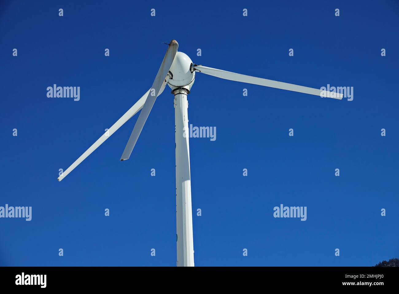 Windpark mit gebrochenen Klingen in Italien Stockfoto