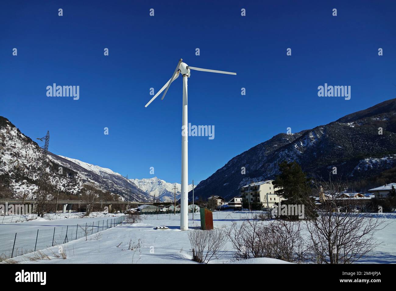 Windpark mit gebrochenen Klingen in Italien Stockfoto