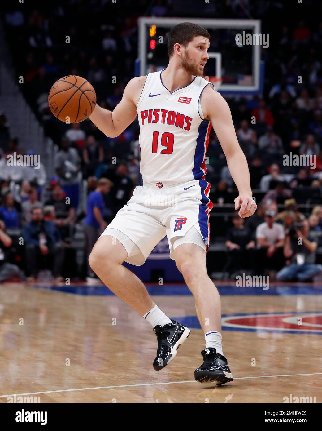 Detroit Pistons guard Sviatoslav Mykhailiuk controls the ball during the first half of an NBA basketball game, Monday, Nov. 11, 2019, in Detroit. (AP Photo/Carlos Osorio) Stockfoto