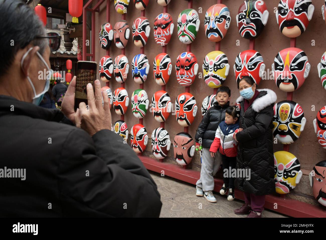 XICHANG, CHINA - 27. JANUAR 2023 - Touristen posieren für Fotos vor der Make-up-Mauer der Sichuan Oper in Jianchang Antike Stadt Xichang, Stockfoto